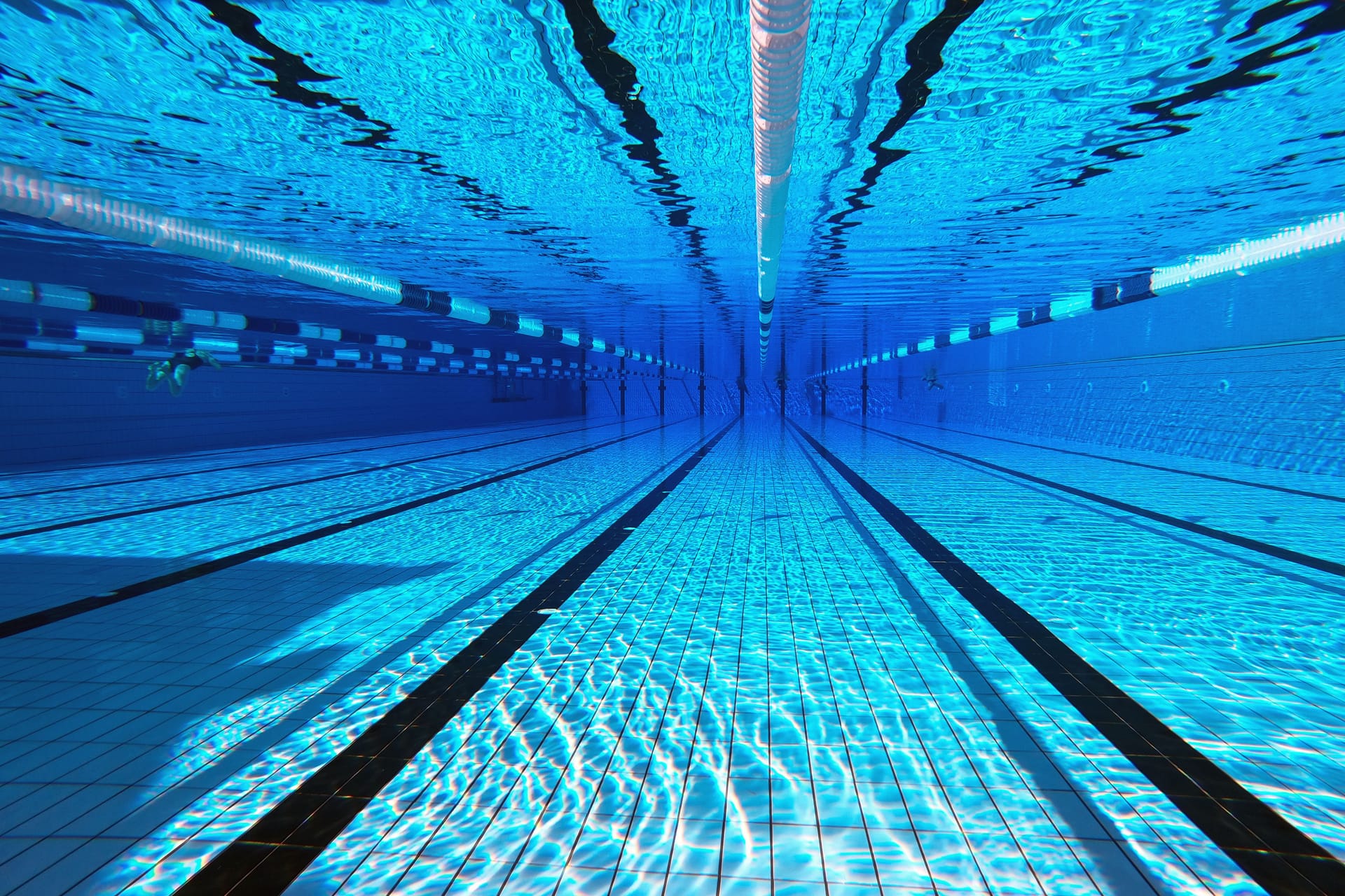 Ein Hallenbad (Symbolbild): Ein Junge ist nach dem Schwimmen in einem Freizeitbad in Fürstenwalde zusammengebrochen und gestorben. Jetzt wurde die Todesursache ermittelt.