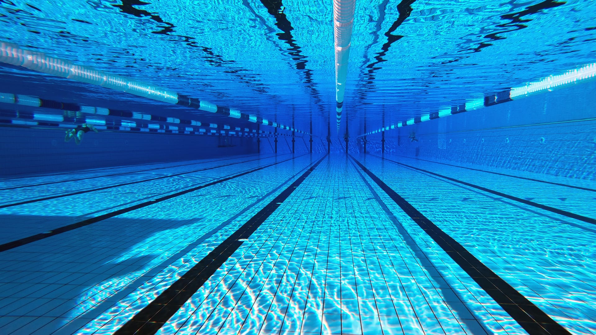 Ein Hallenbad (Symbolbild): Ein Junge ist nach dem Schwimmen in einem Freizeitbad in Fürstenwalde zusammengebrochen und gestorben. Jetzt wurde die Todesursache ermittelt.