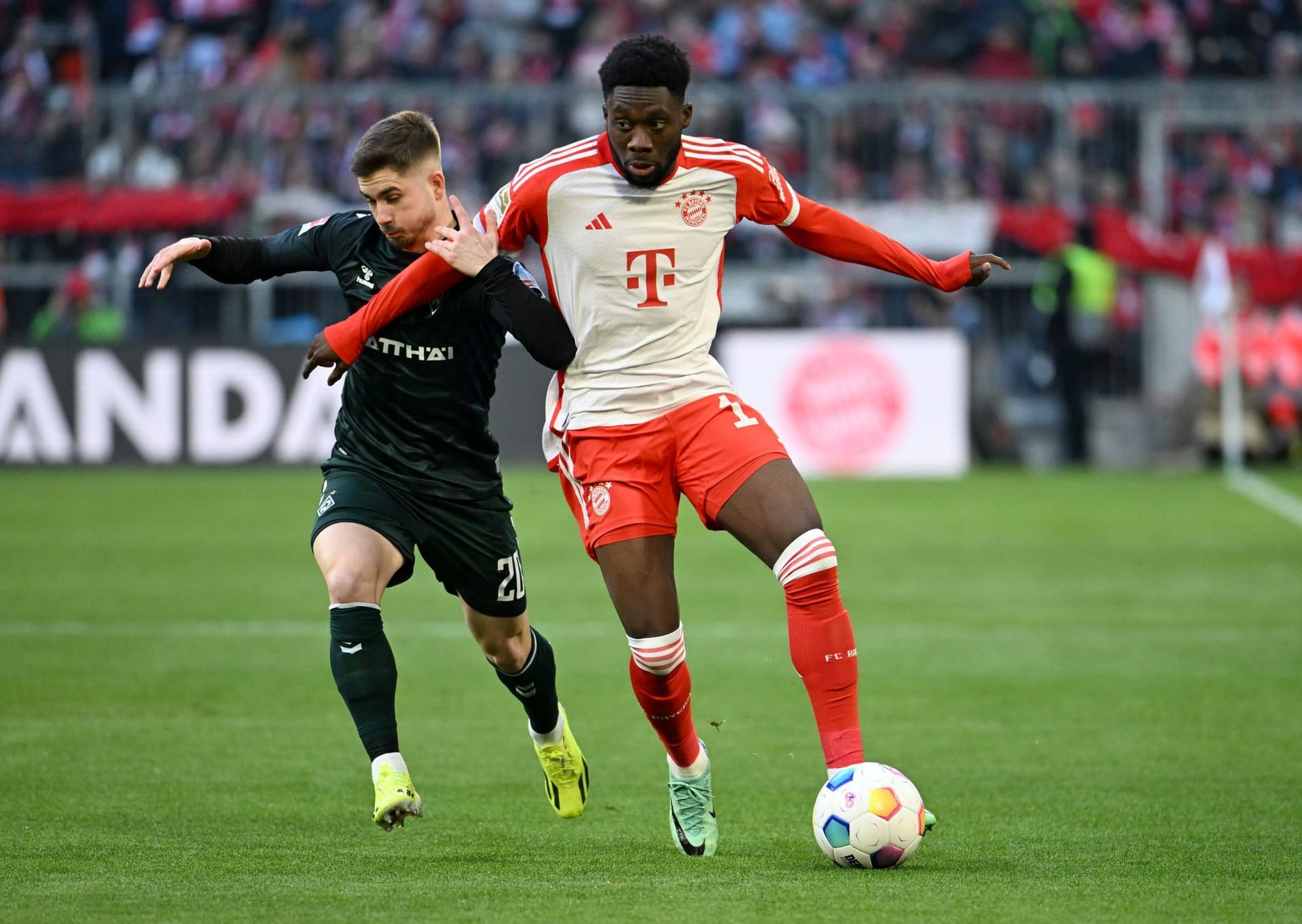 Alphonso Davies: Hatte seine beste Szene, als er in Hälfte zwei dank seiner Schnelligkeit einen Konter stoppte (56.). Und seine schlechteste, als er sich beim 0:1 amateurhaft aussteigen und Torschütze Weiser gewähren ließ. Note 6