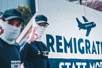 "Remigration": Aktivisten der Identitären Bewegung zeigen dazu bei einer Aktion in Baden-Württemberg das Okay-Zeichen, das in der Szene für "White Power" steht.