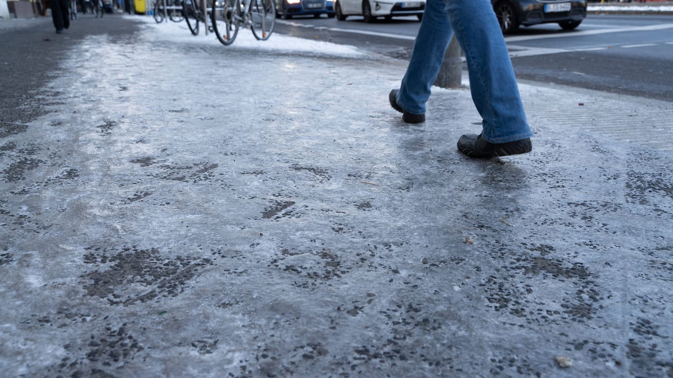Ein glatte Eisfläche auf einem Bürgersteig in Berlin im Dezember 2023 (Archivfoto): Auch aktuell haben Kliniken wegen Brüchen wieder viel zu tun.