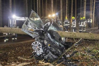 Unfall in Österreich: Das Foto zeigt das völlig zerstörte Fahrzeug.