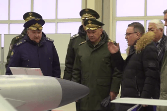 Sergej Schoigu besucht eine Rüstungsfabrik bei Moskau: Er soll größere Reichweite von Drohnen gefordert haben.