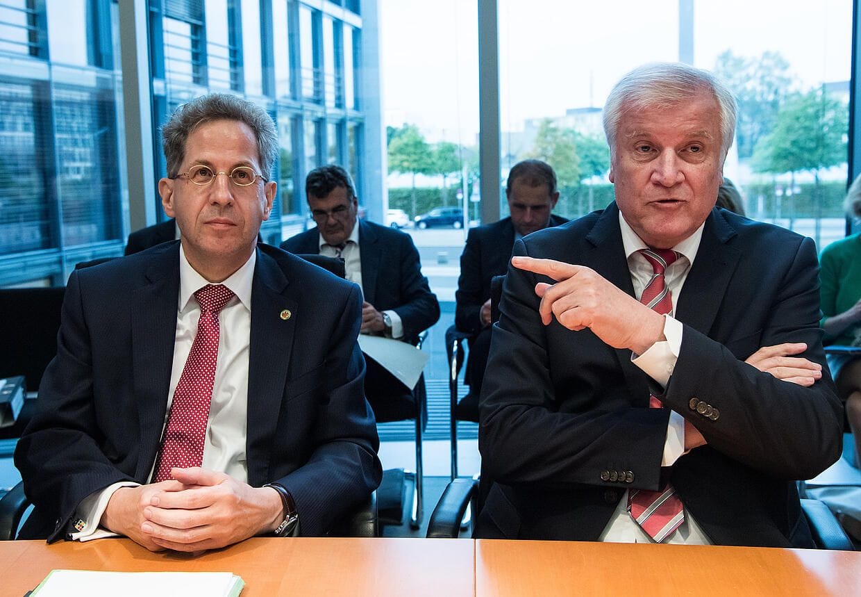 Nachdem zunächst vereinbart war, dass Maaßen befördert und ein Staatssekretär in den Einstweiligen Ruhestand versetzt wurde, bat Seehofer nun Bundespräsidenten Walter Steinmeier, Maaßen in den Ruhestand zu schicken. Seehofer sagte, er sei über das Verhalten Maaßens "ein Stück weit menschlich enttäuscht".