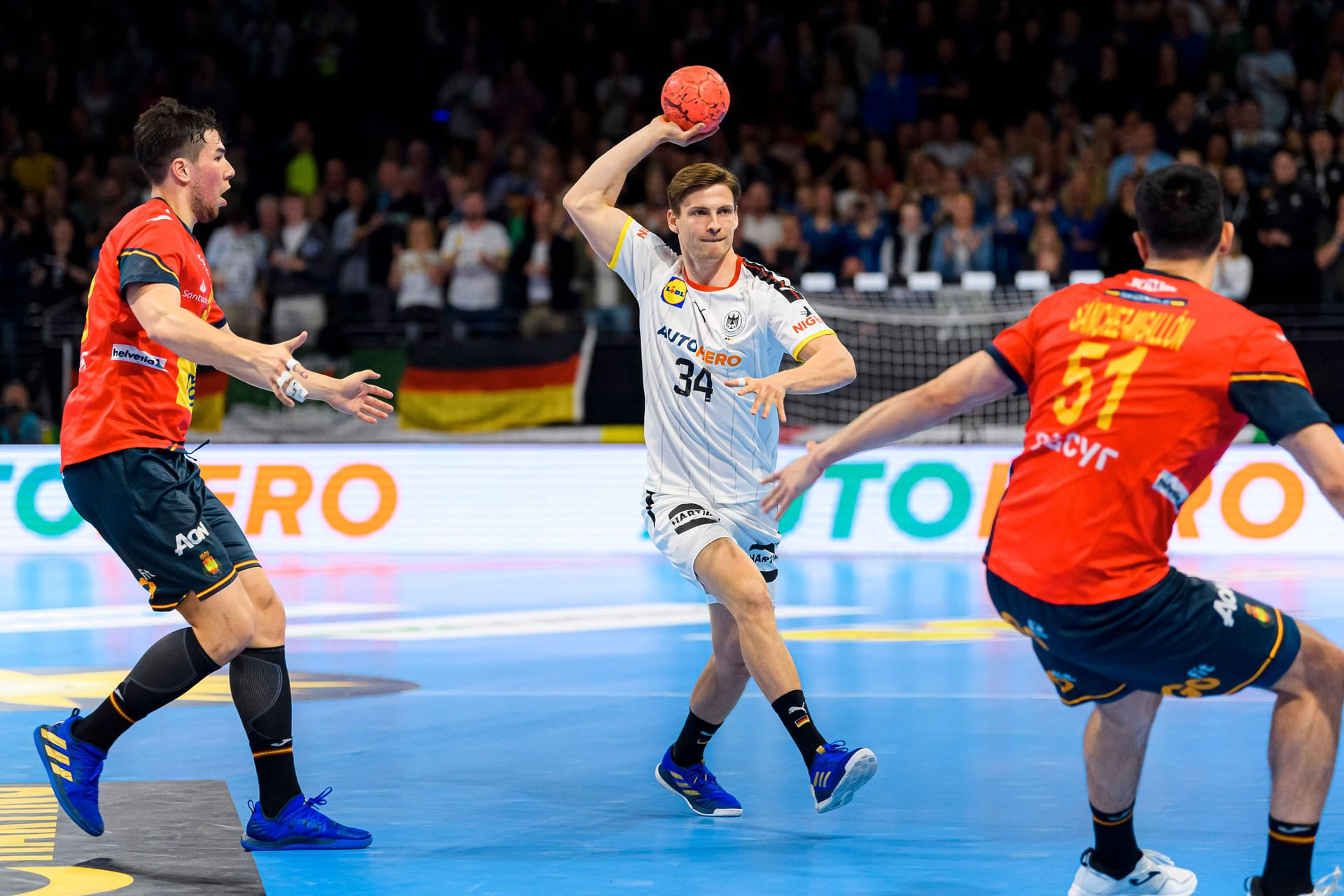 Rune Dahmke (Linksaußen, THW Kiel): Dahmke war ebenfalls Teil des deutschen Kaders, der 2016 den Titel bei der EM holte. Mit Kiel gewann er bereits viermal die deutsche Meisterschaft, dreimal den DHB-Pokal und einmal die Champions League. Handball ist für Dahmke Familiensache: Sein Vater Frank war von 1981 bis 1991 ebenfalls für den THW Kiel aktiv und von 2014 bis 2019 Mitglied im Aufsichtsrat. Verheiratet ist Dahmke mit der ehemaligen norwegischen Handball-Spielerin Stine Bredal Oftedal.