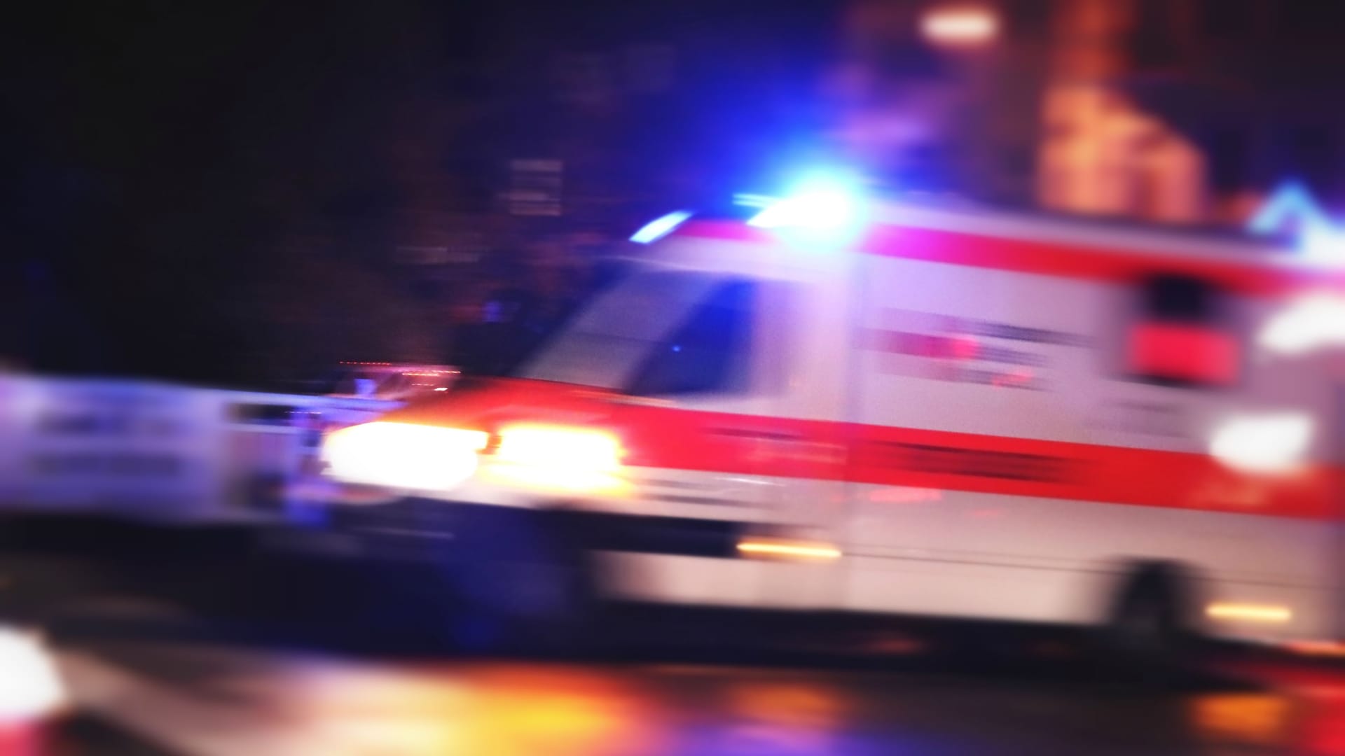 Ein Krankenwagen rast zu einem Notfall (Symbolbild): In Berlin trat die Besatzung eines Rettungswagens ihren Dienst nicht ganz nüchtern an. Ein Krankenwagen rast zu einem Notfall (Symbolbild): In Berlin trat die Besatzung eines Rettungswagens ihren Dienst nicht ganz nüchtern an.