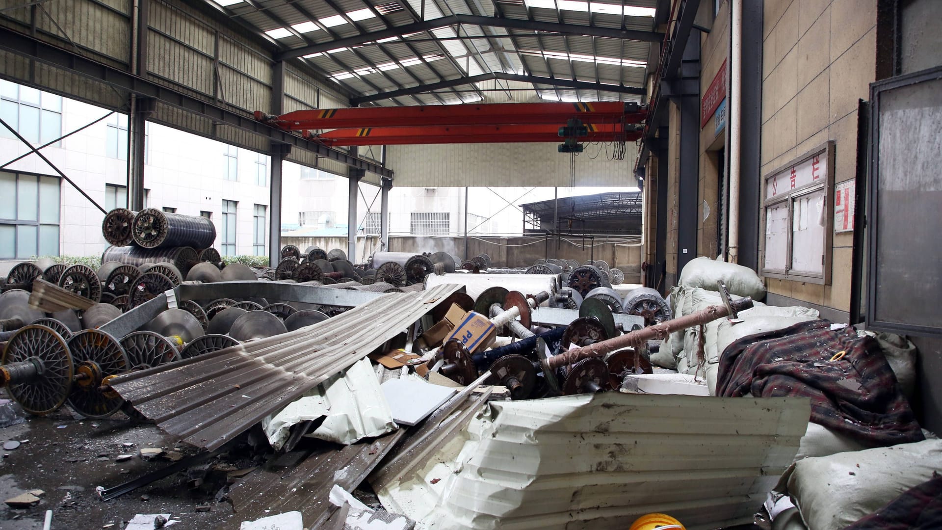 Die zerstörte Fabrik im Osten Chinas: Bei einer Explosion sind laut Medienberichten acht Menschen getöten worden Die zerstörte Fabrik im Osten Chinas: Bei einer Explosion sind laut Medienberichten acht Menschen getöten worden