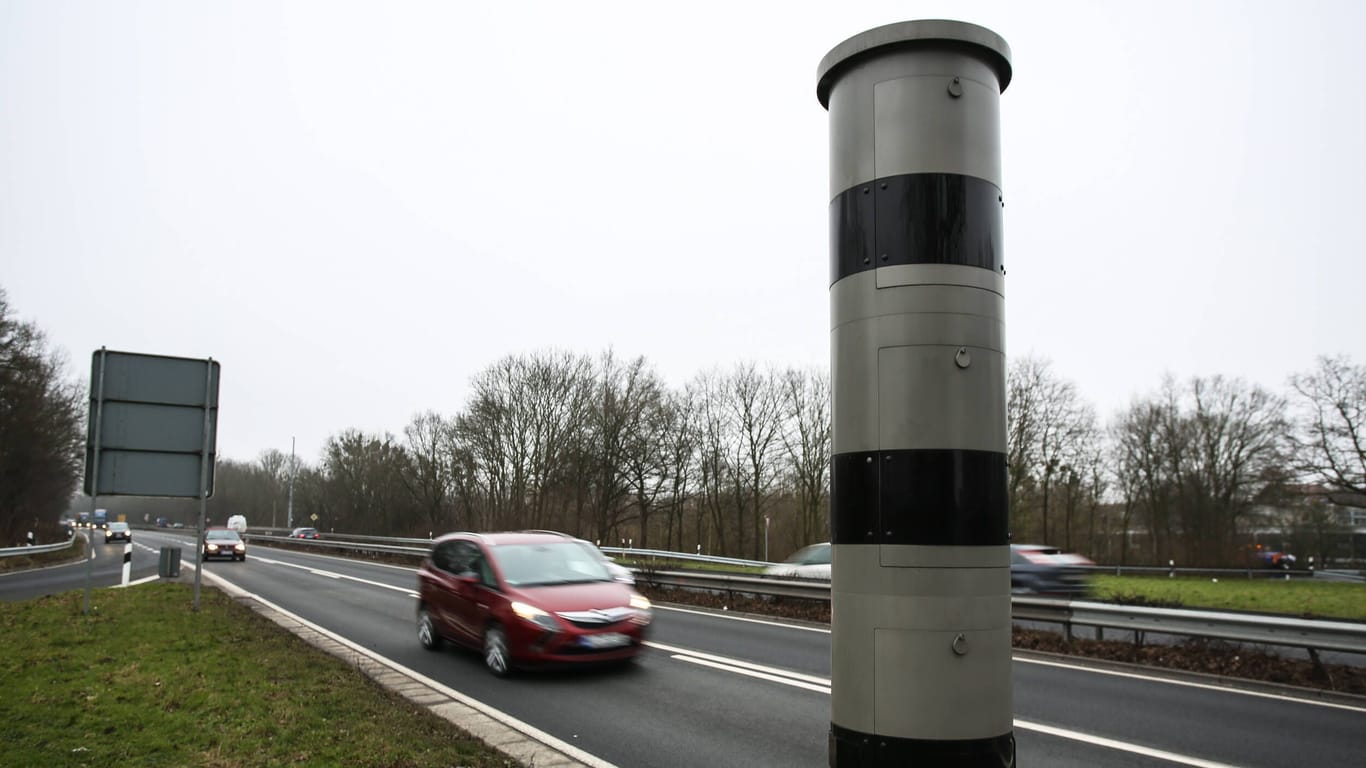 Blitzer auf dem Westschnellweg: Die Landeshauptstadt Hannover nahm 2023 viel Geld durch Geschwindigkeitsverstöße ein.