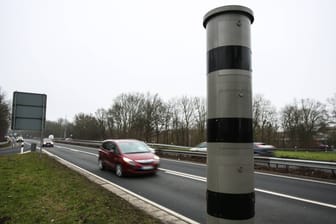 Blitzer auf dem Westschnellweg: Die Landeshauptstadt Hannover nahm 2023 viel Geld durch Geschwindigkeitsverstöße ein.