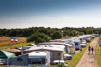 Ein Campingplatz an der Ostsee (Symbolfoto): Dauercamper müssen sich ab 2024 auf Zusatzkosten einstellen.