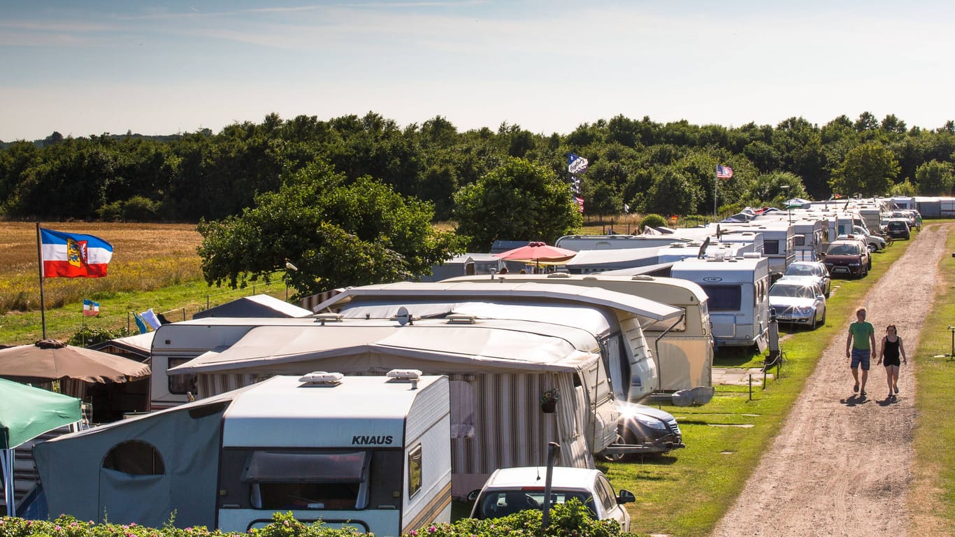 Ein Campingplatz an der Ostsee (Symbolfoto): Dauercamper müssen sich ab 2024 auf Zusatzkosten einstellen.