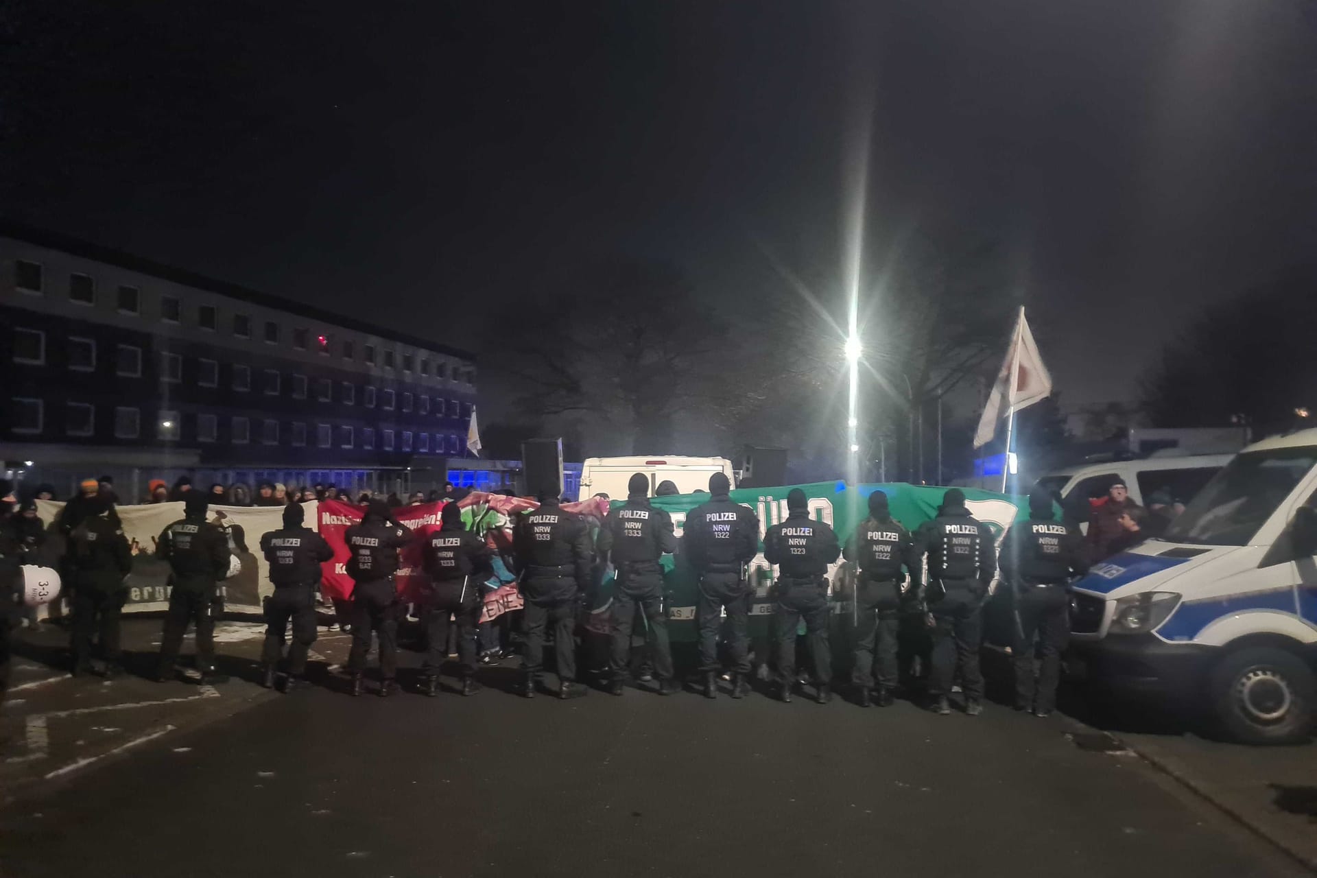 Polizisten zwischen den Linksaktivisten und dem Wahlbüro in Dorstfeld: Der AfD-Abgeordnete Matthias Helferich hat den rechtsextremen Ideologen Götz Kubitschek zum Vortrag eingeladen.