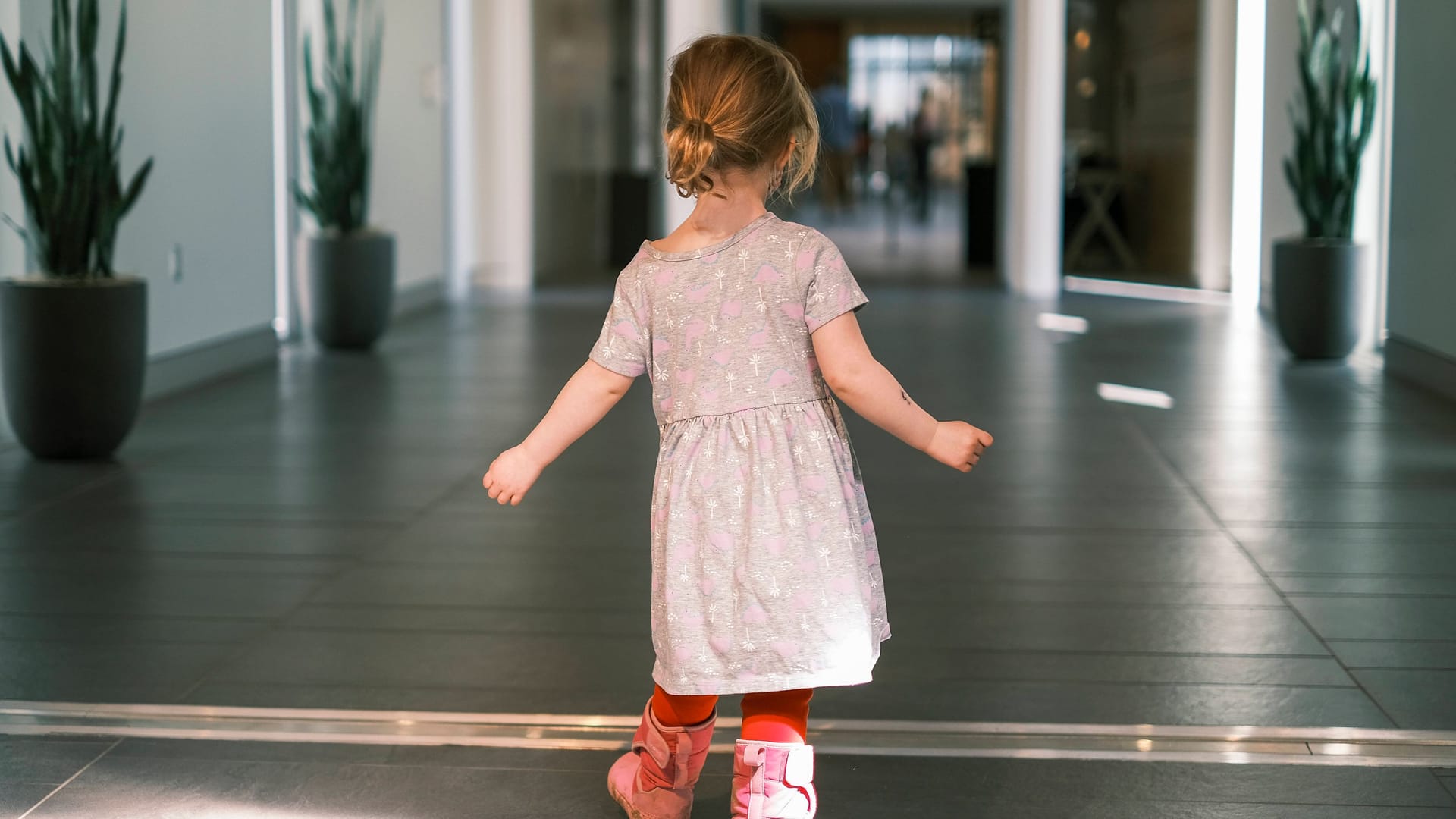 Mädchen in einer Kindertagesstätte (Symbolfoto): In Kerpen sorgt ein Kita-Konzept für Aufsehen.