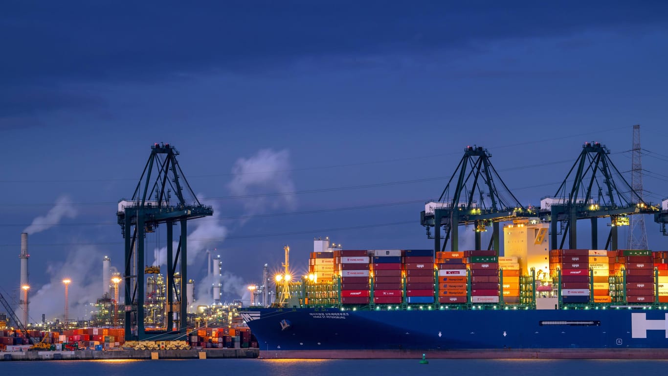 Containerterminal im Hafen von Antwerpen bei Nacht (Symbolbild): Heute wurde die Europäische Hafen-Allianz in der belgischen Stadt gegründet.