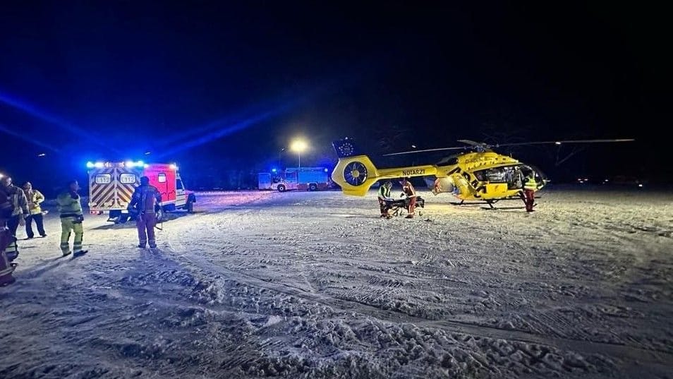 Ein 12-jähriger Junge verletzte sich beim Rodeln in Velbert so schwer, dass er mit einem Rettungshubschrauber ins Krankenhaus gebracht werden musste.