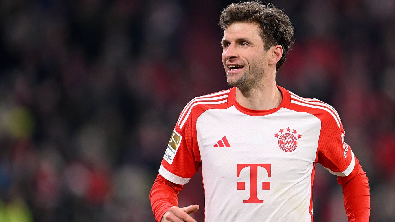 Thomas Müller im Heimtrikot des FC Bayern: Am heutigen Freitag wird es wohl etwas anders aussehen.