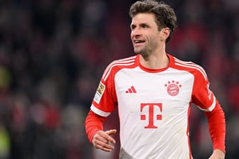 Thomas Müller im Heimtrikot des FC Bayern: Am heutigen Freitag wird es wohl etwas anders aussehen.