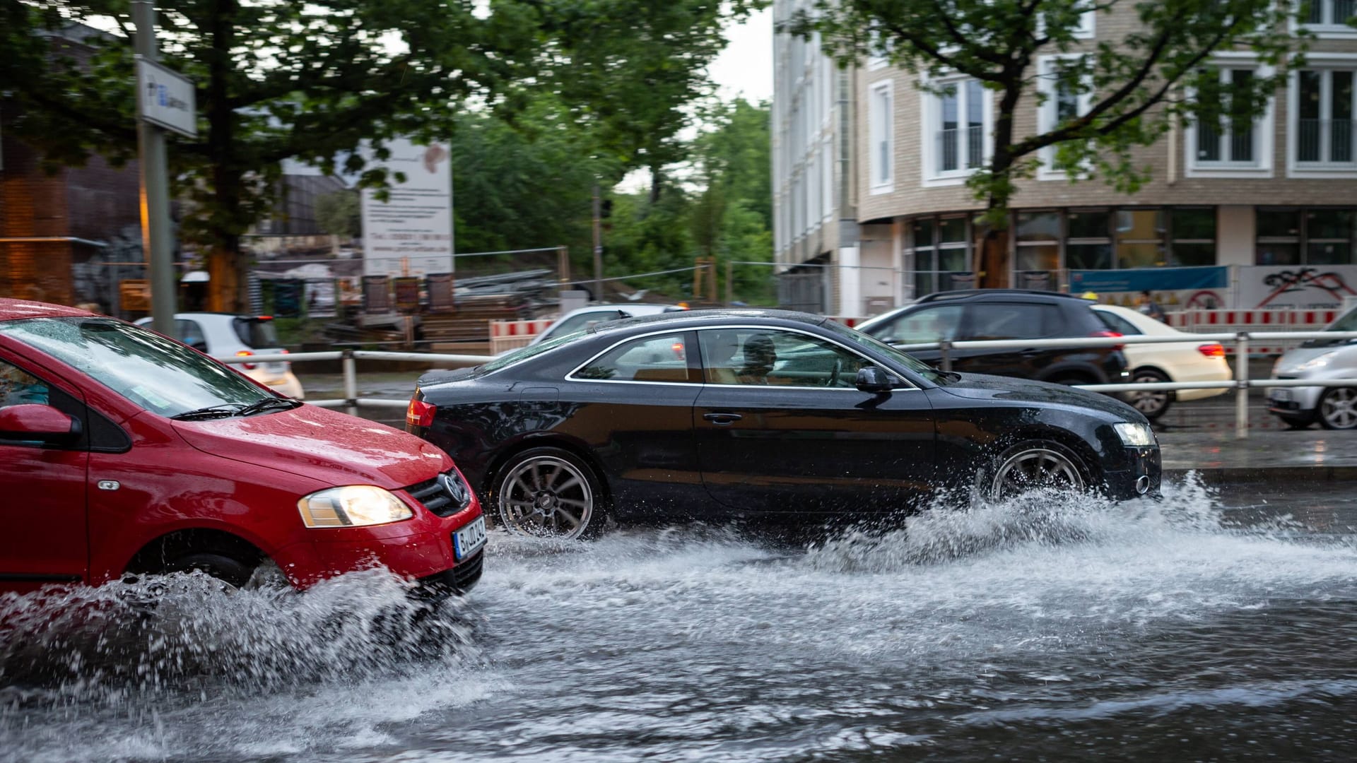 Schon ein Unwetter kann Autos lahmlegen: Gängige Modelle haben eine Wattiefe zwischen 20 und 25 Zentimetern. In Unterführungen kann es da schon mal knapp werden.