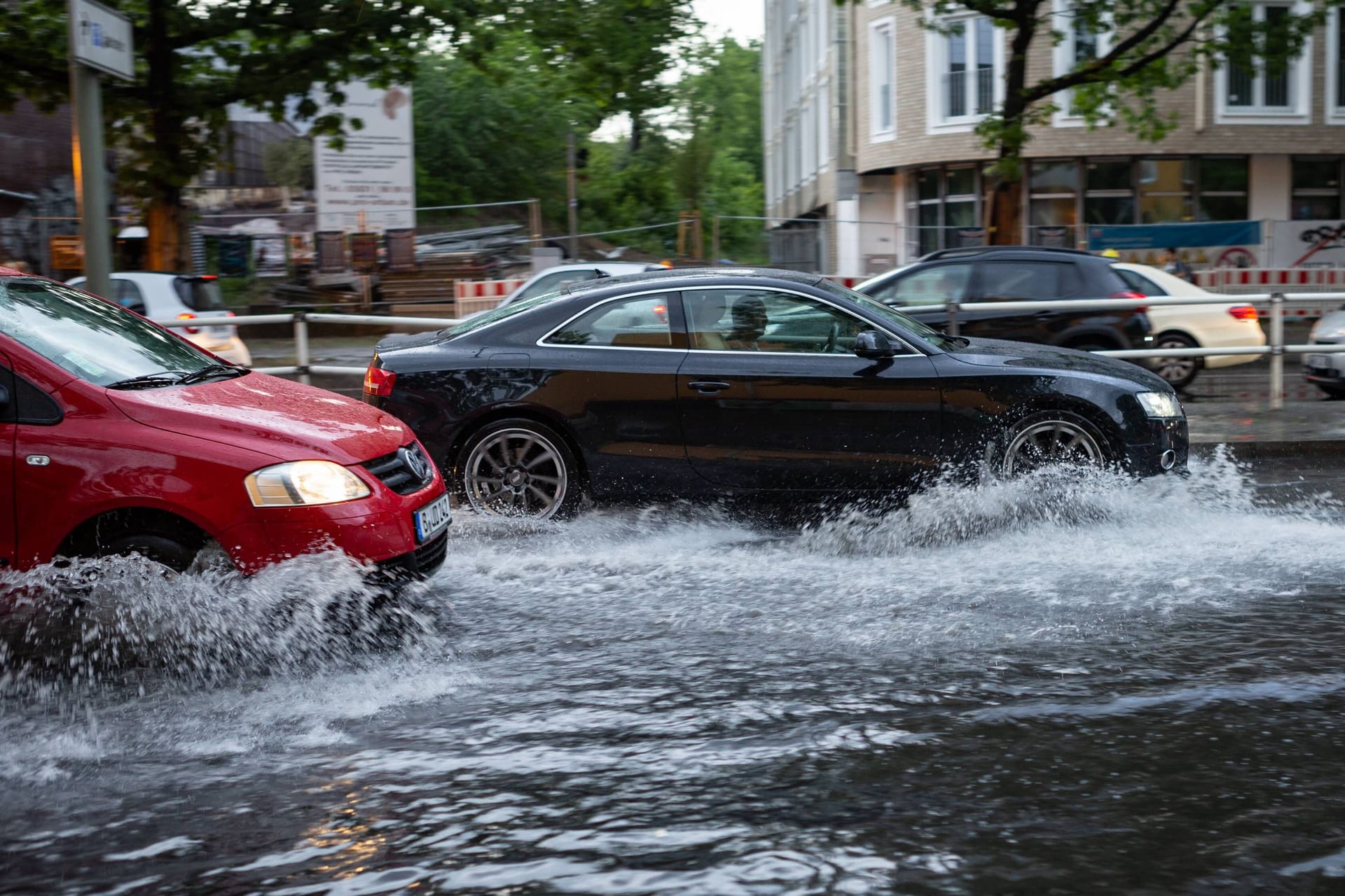 Schon ein Unwetter kann Autos lahmlegen: Gängige Modelle haben eine Wattiefe zwischen 20 und 25 Zentimetern. In Unterführungen kann es da schon mal knapp werden.