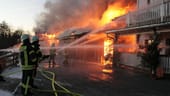 Bayern, Eging am See: Feuerwehrleute löschen einen Brand in der Westernstadt "Pullman City".