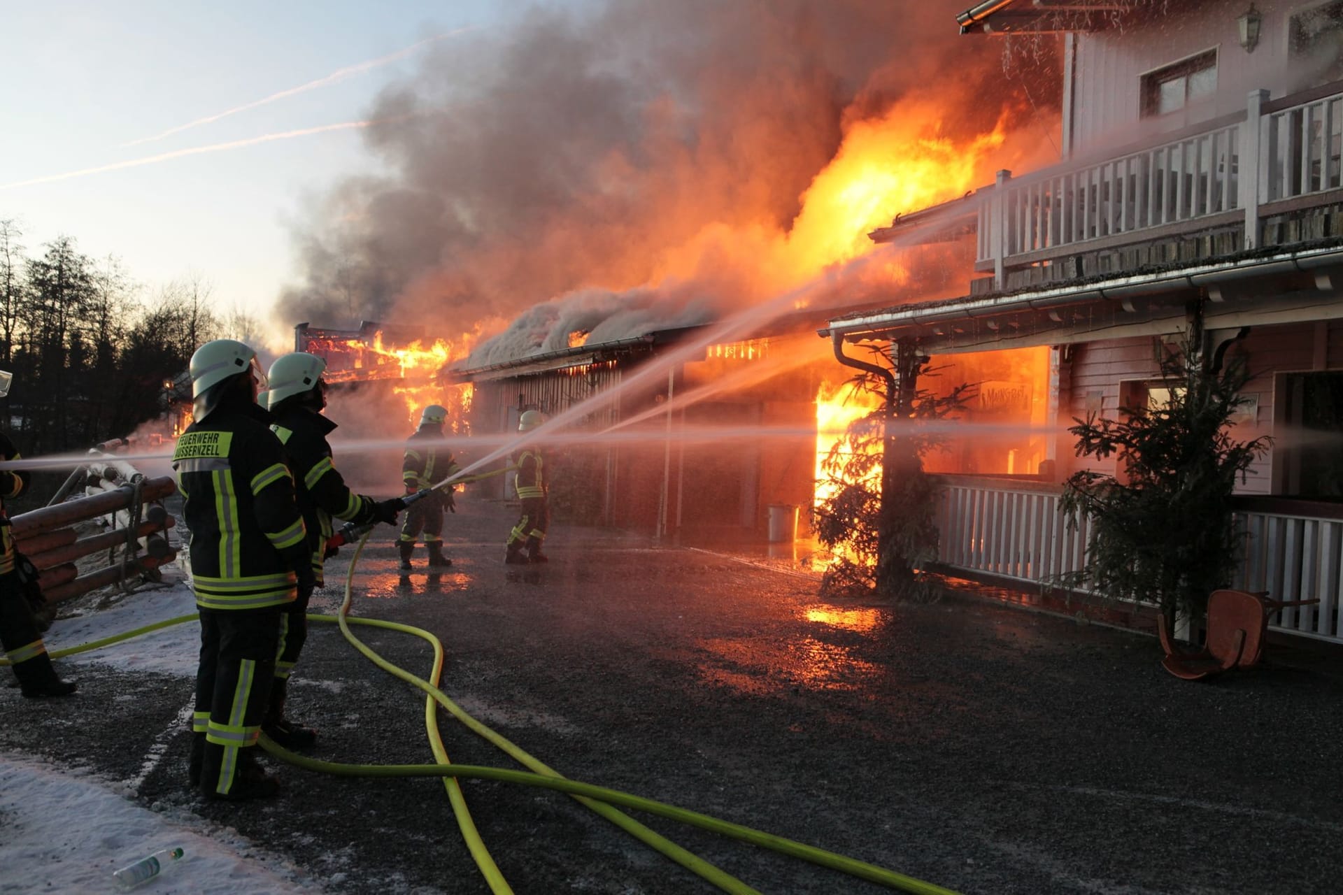 Bayern, Eging am See: Feuerwehrleute löschen einen Brand in der Westernstadt "Pullman City".