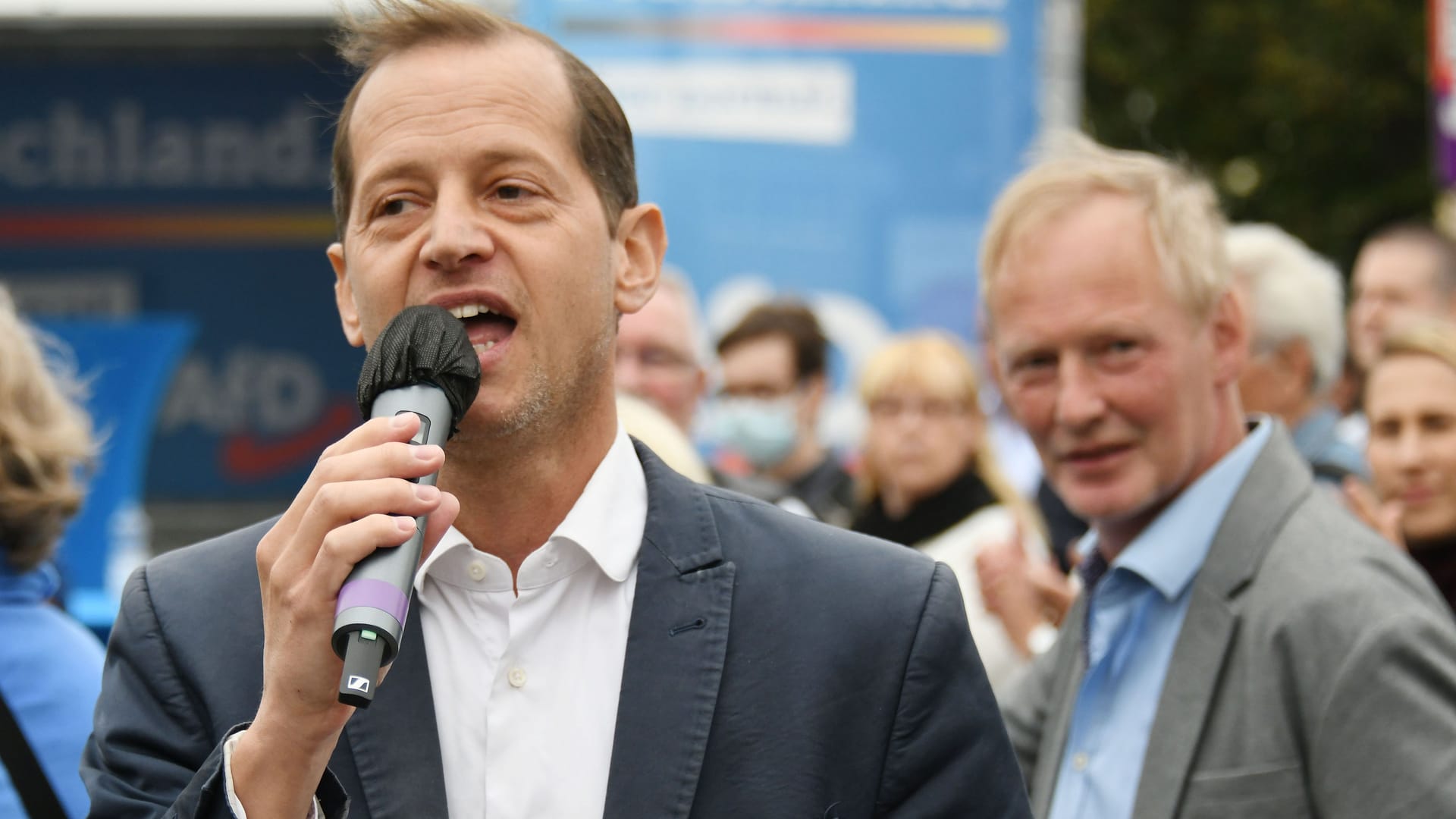 Der Bundestagabgeordnete der AfD Roger Beckamp (l.) bei einer Wahlkundgebung (Archivbild).