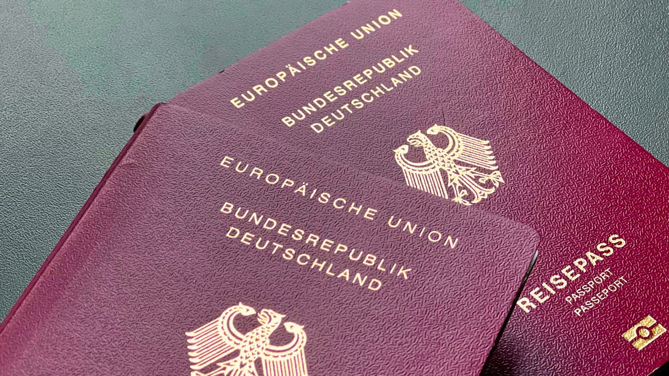 Deutscher Pass (Symbolbild): Einbürgerungen nach Deutschland sollen nun schneller möglich sein.