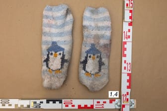 Diese Socken wurden in der Nähe des nackten Babys entdeckt: Die Polizei bringt sie mit dem Fall in Verbindung.