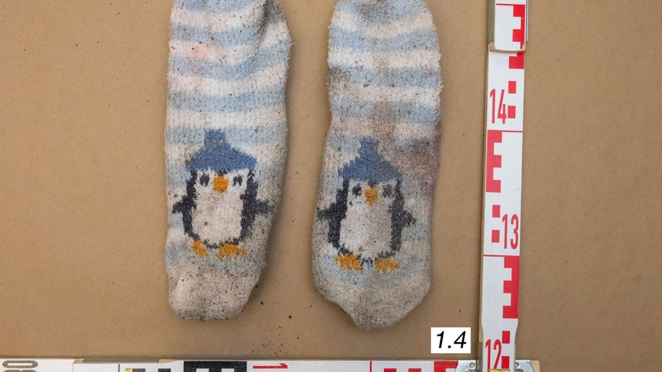Diese Socken wurden in der Nähe des nackten Babys entdeckt: Die Polizei bringt sie mit dem Fall in Verbindung.
