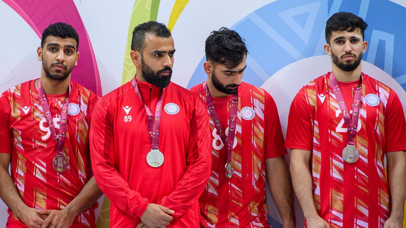 Die Spieler Bahrains nach eine Qualifikationsmatch für Olympia 2024: Jetzt sorgten sie für einen Skandal.