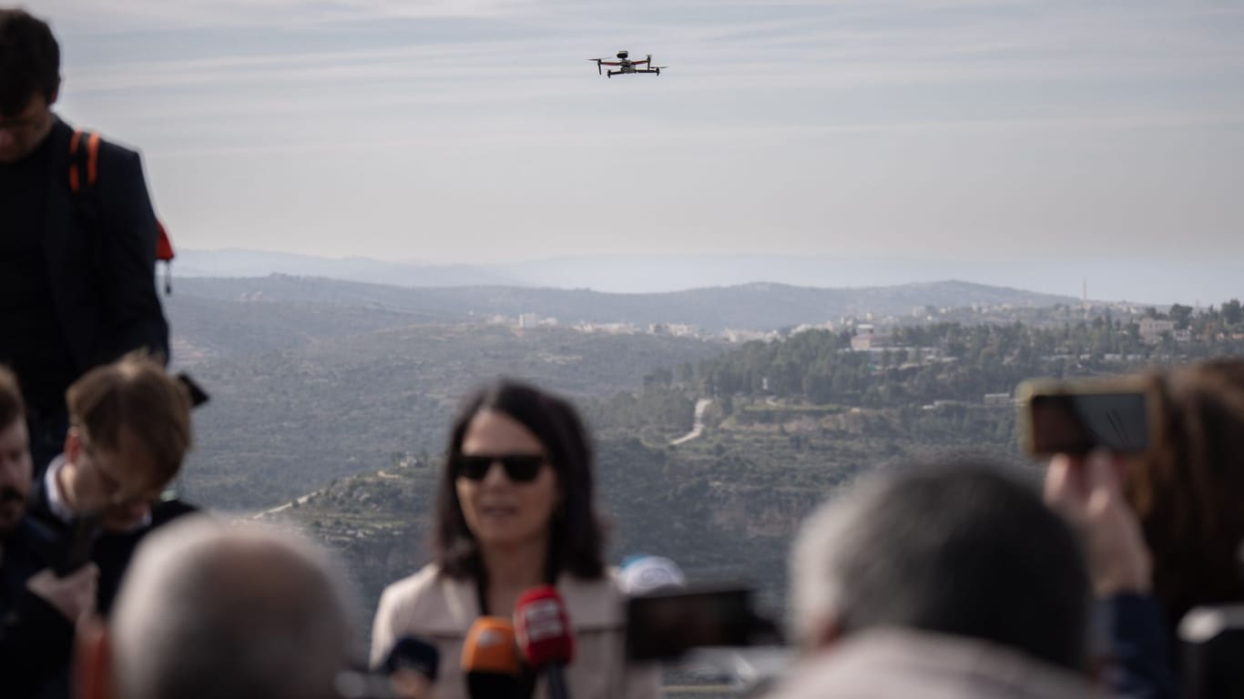 Während Baerbock Pressestatement ist eine Drohne am Himmel zu sehen.