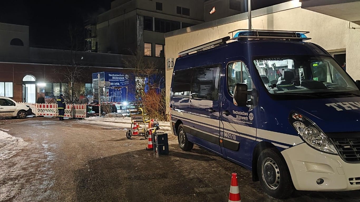 Das THW am Vivantes-Klinikum in Neukölln: Dort kommt es zu Problemen mit der Stromversorgung.