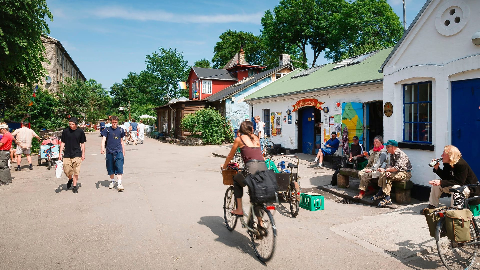 Christiania im Jahr 2006: Frauen radeln durch die Freistadt.