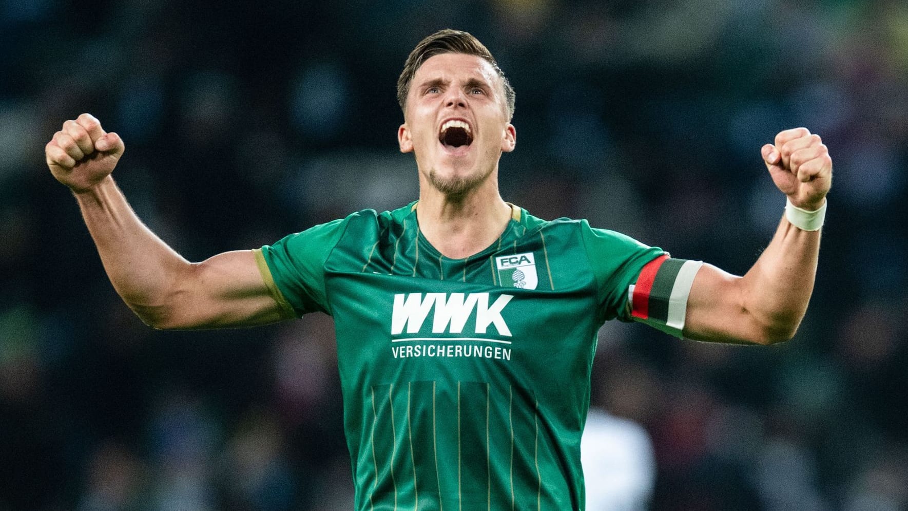 Augsburgs Ermedin Demirovic jubelt nach dem Sieg in Gladbach.