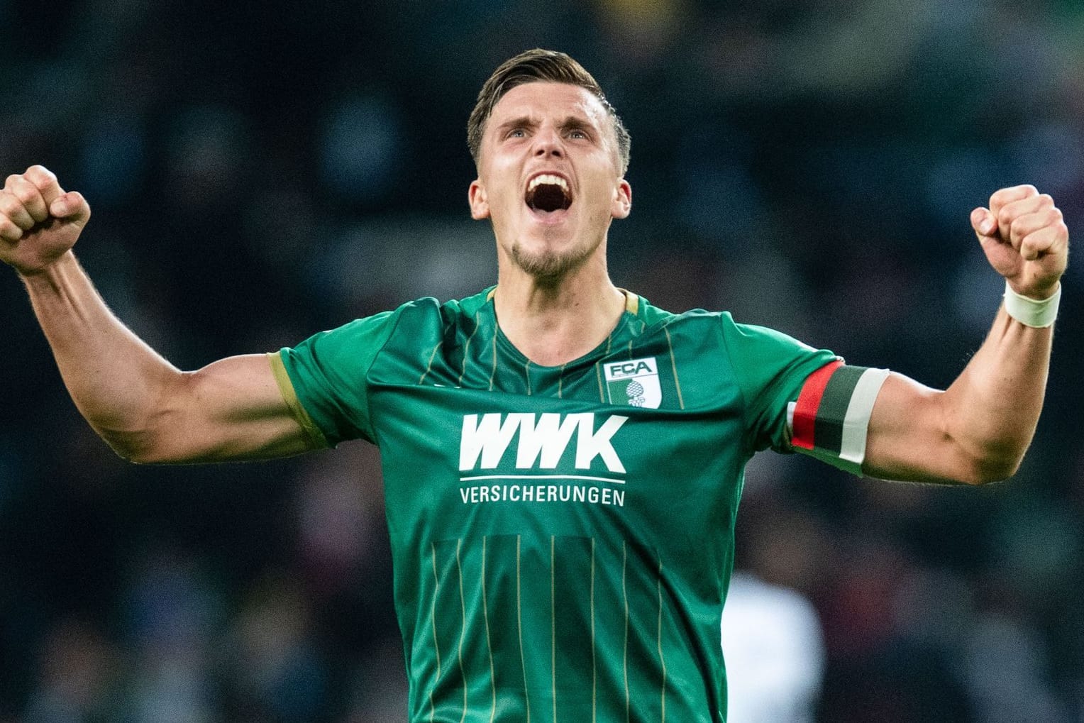 Augsburgs Ermedin Demirovic jubelt nach dem Sieg in Gladbach.
