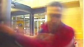 Bei der Flucht wurde der Täter von einem Zeugen verfolgt und ließ das Geld fallen.