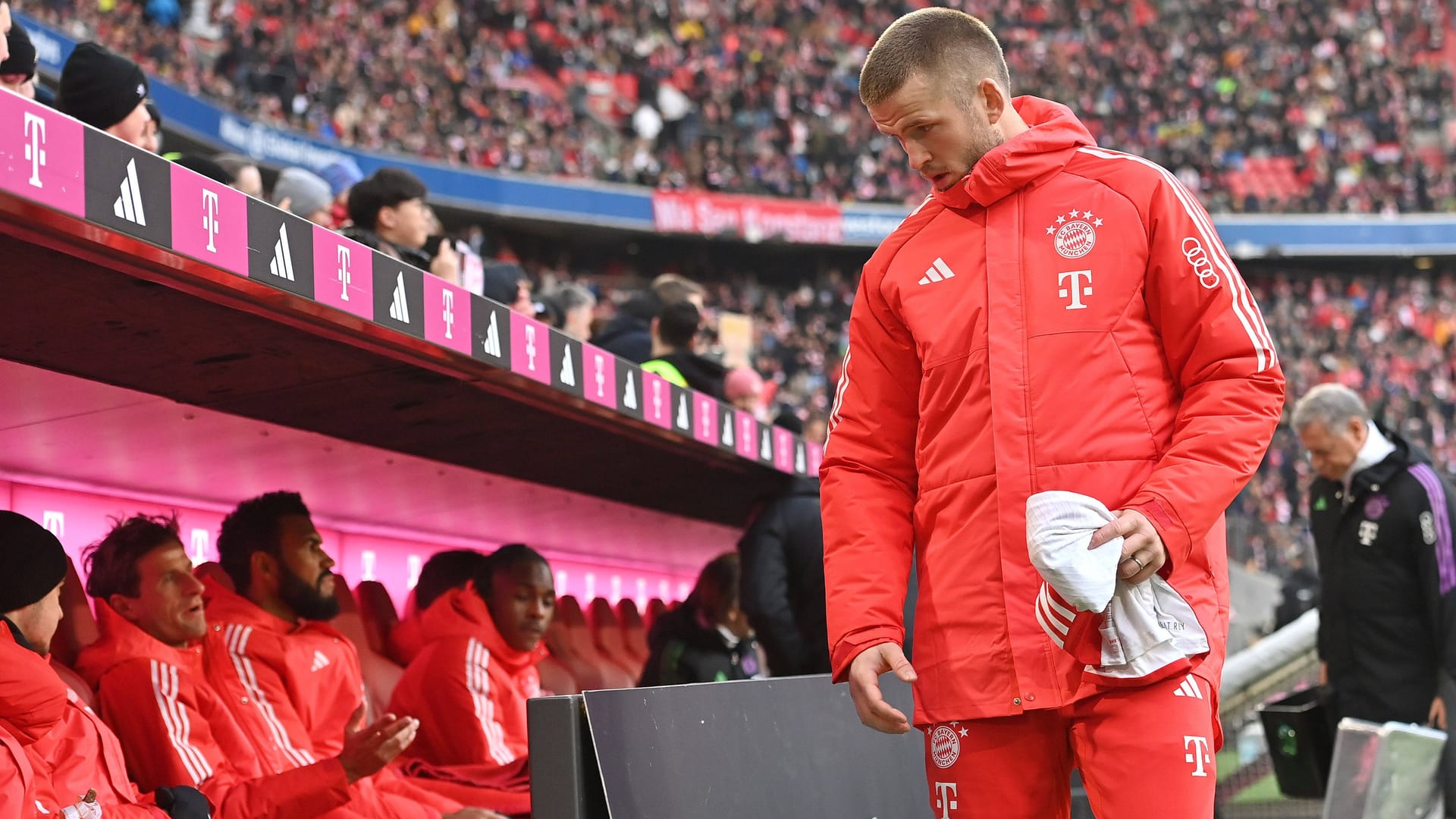 Eric Dier nahm zunächst auf der Bank Platz.