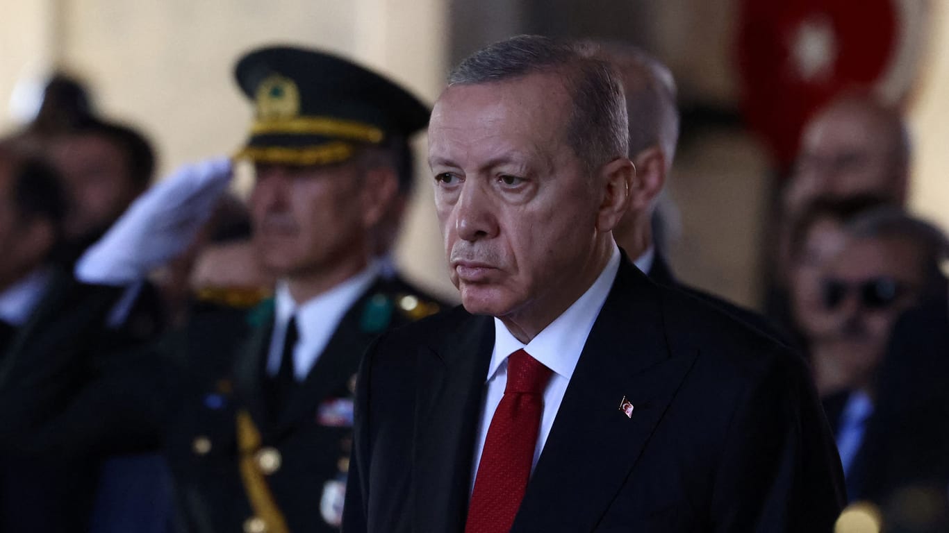 Türkischer Präsident Tayyip Erdoğan (Archivbild): Er will am Samstag eine Dringlichkeitssitzung abhalten.