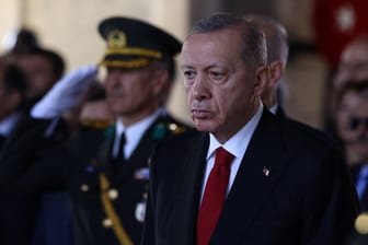 Türkischer Präsident Tayyip Erdoğan (Archivbild): Er will am Samstag eine Dringlichkeitssitzung abhalten.