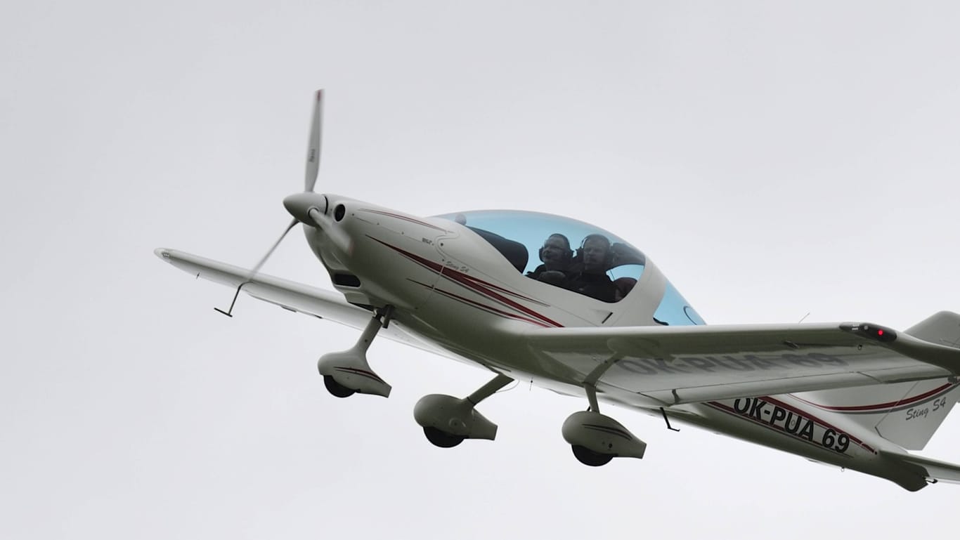 Ultraleichtflugzeug (Symbolbild): Aus unbekannten Gründen versuchte der österreichische Pilot das Flugzeug auf einem Feld notzulanden.