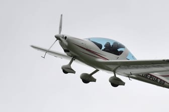 Ultraleichtflugzeug (Symbolbild): Aus unbekannten Gründen versuchte der österreichische Pilot das Flugzeug auf einem Feld notzulanden.
