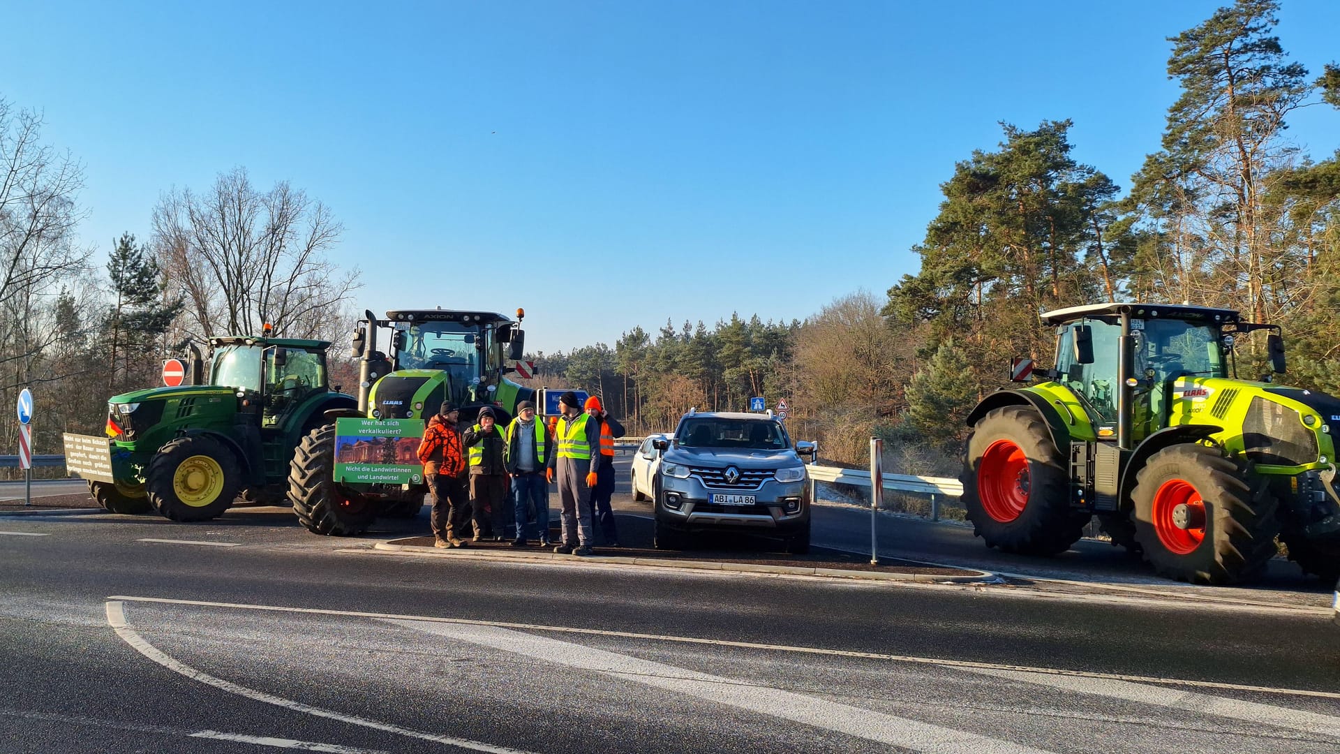 Landwirte blockieren eine Autobahnauffahrt (Archivfoto): In Mittelfranken standen die Traktoren am Mittwoch auf allen Autobahnen.