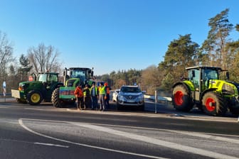 Landwirte blockieren eine Autobahnauffahrt (Archivfoto): In Mittelfranken standen die Traktoren am Mittwoch auf allen Autobahnen.
