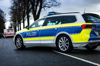 Polizei und Rettungswagen in NRW (Symbolfoto): Eine Familie wurde bei einem Unfall in Mönchengladbach verletzt.