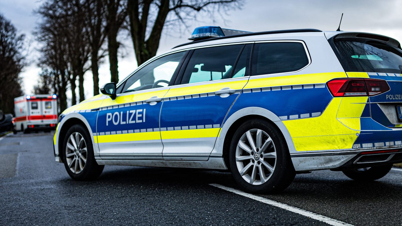 Polizei und Rettungswagen in NRW (Symbolfoto): Eine Familie wurde bei einem Unfall in Mönchengladbach verletzt.