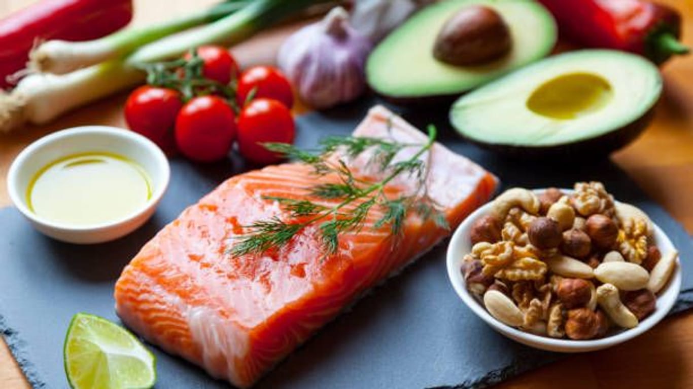 Lebensmittel: Gemüse, Fisch, Eier und Milchprodukte bilden die Basis einer ketogenen Diät.
