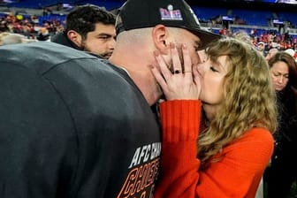 Ein Kuss für den AFC-Champion: Nach dem Sieg gegen die Baltimore Ravens holt sich Travis Kelce einen Kuss von Freundin Taylor Swift ab.