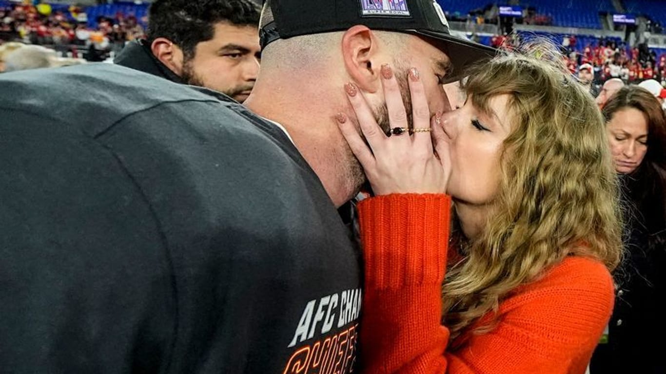 Ein Kuss für den AFC-Champion: Nach dem Sieg gegen die Baltimore Ravens holt sich Travis Kelce einen Kuss von Freundin Taylor Swift ab.