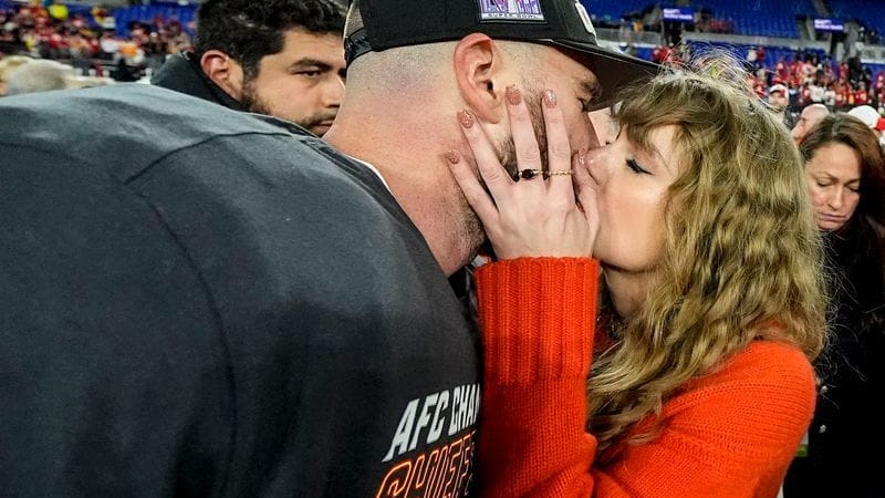 Ein Kuss für den AFC-Champion: Nach dem Sieg gegen die Baltimore Ravens holt sich Travis Kelce einen Kuss von Freundin Taylor Swift ab.