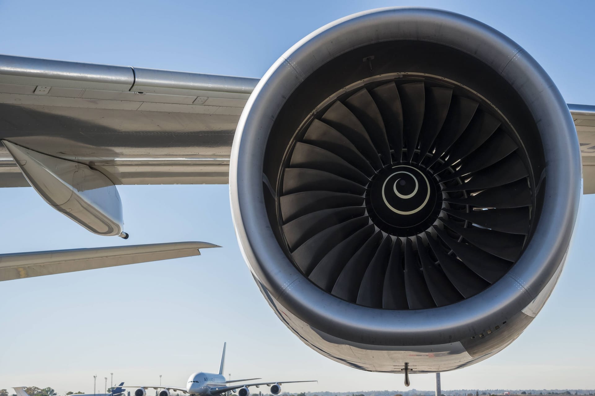 Flugzeugturbine (Symbolbild): Der Mann gelangt über einen Notausgang auf das Rollfeld des Flughafens.